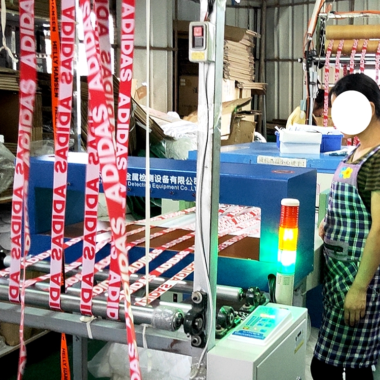 新優(yōu)利紡織織帶加裝龍門式檢針機(jī).jpg